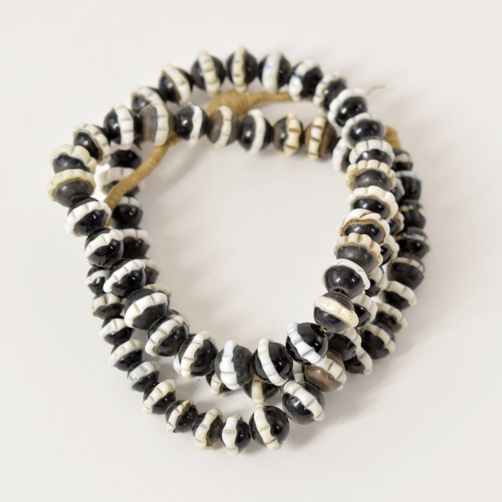 Black Dog Tooth Ruffle Trade Beads 30 Inch