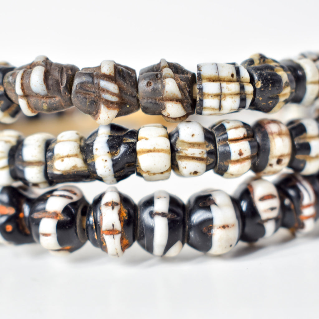 Dog Tooth Ruffle Black Trade Beads