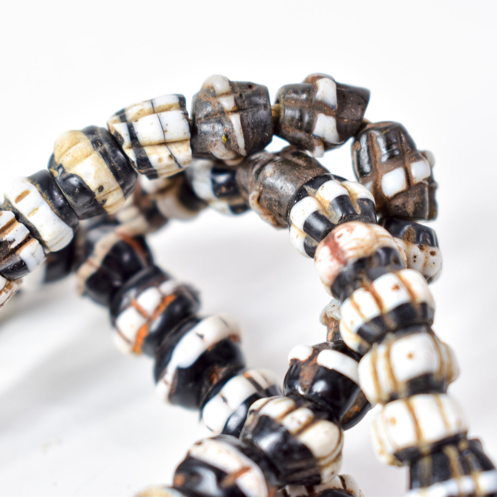 Dog Tooth Ruffle Black Trade Beads