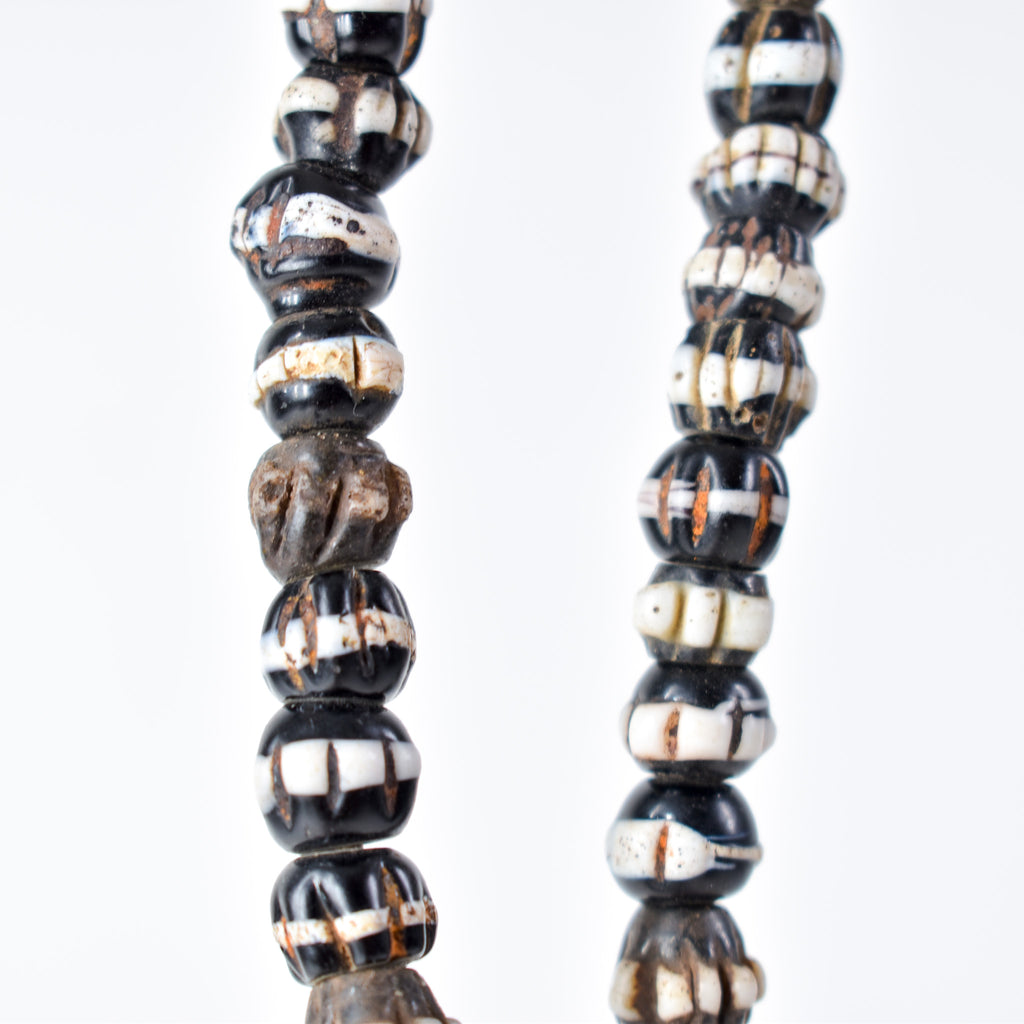 Dog Tooth Ruffle Black Trade Beads