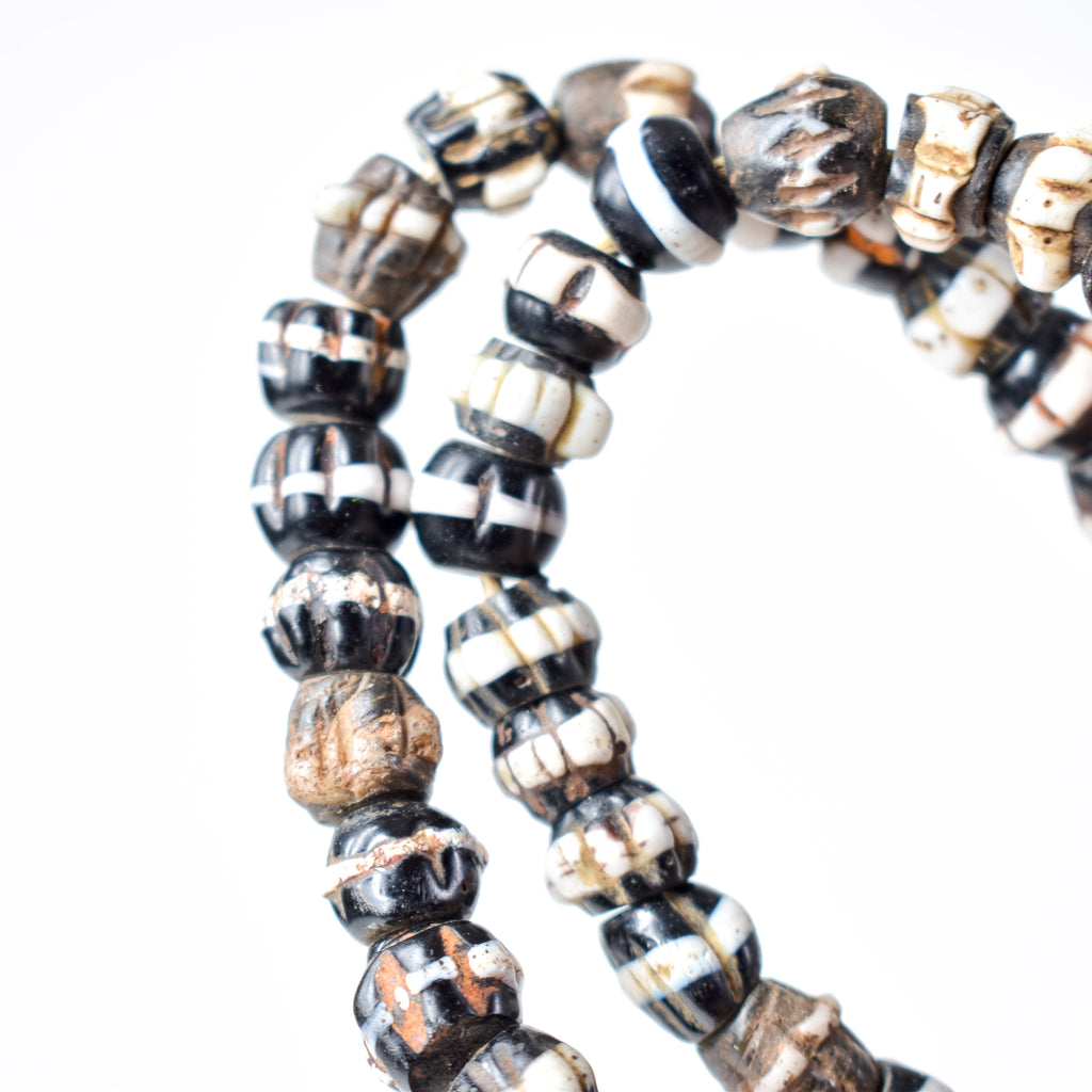 Dog Tooth Ruffle Black Trade Beads