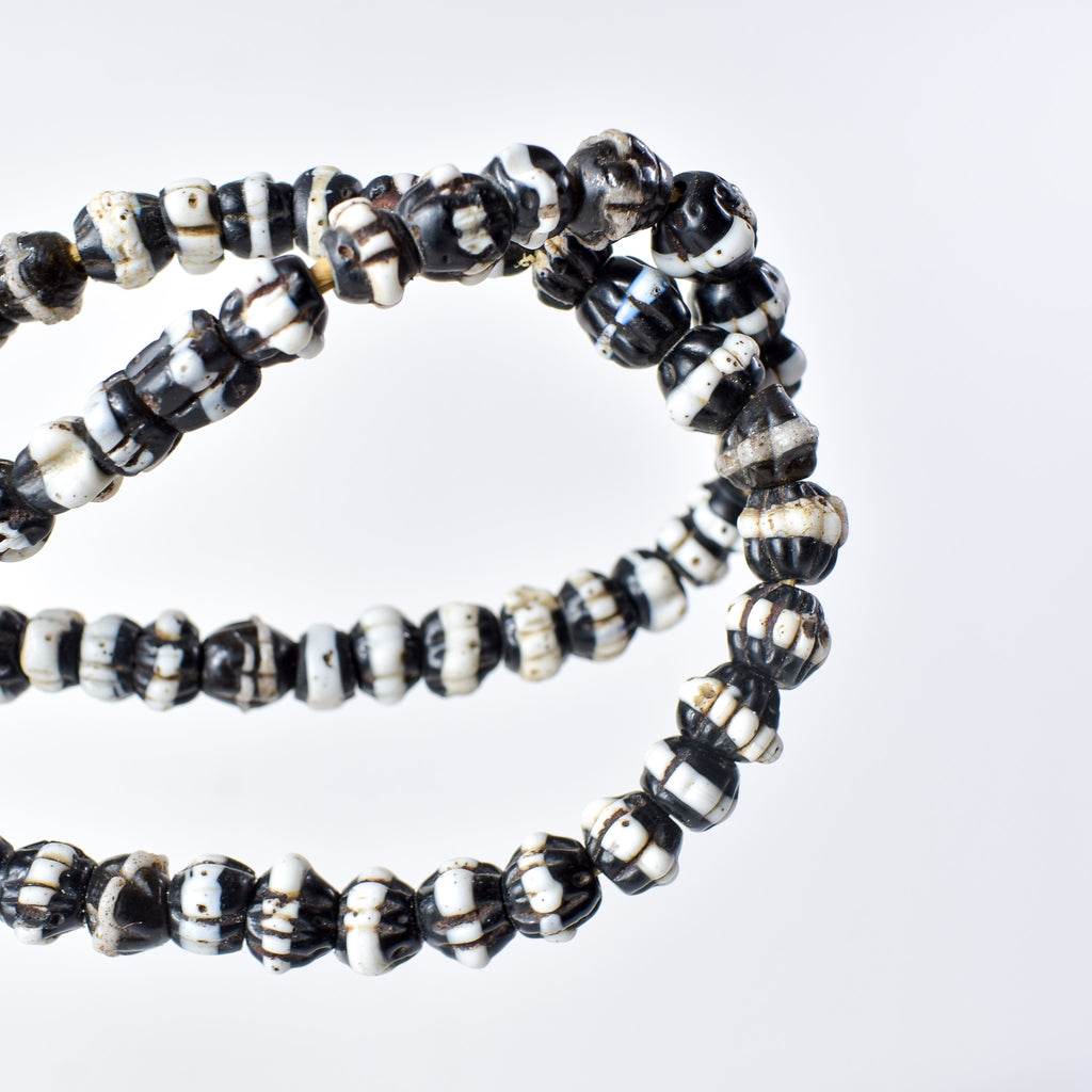 Dog Tooth Ruffle Black Trade Beads